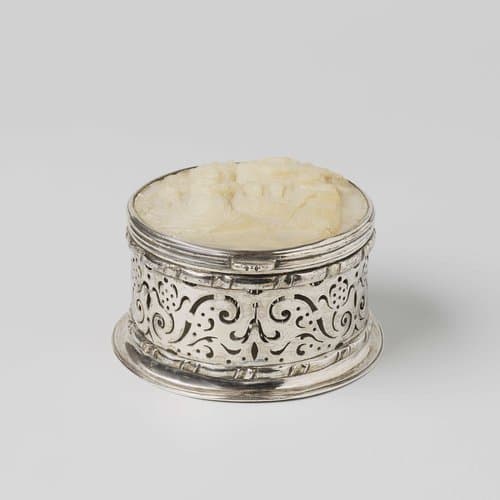 Doos, inktkoker,  met gezaagd rankenornament en deksel van parelmoer waarop een voorstelling van de Geboorte van Christus. In de doos drie bussen met deksel by Hendrik Jurrien Wolters