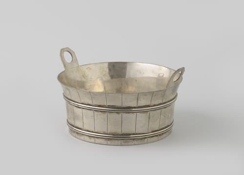 Bak van zilver in de vorm van een tobbe, met twee schuin opstaande oren by anonymous