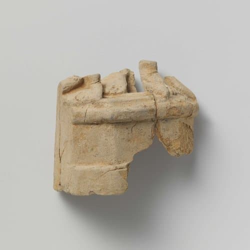 Fragment van een staande figuur op een geprofileerde sokkel by anonymous