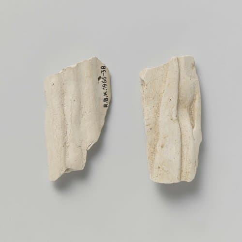 Beeldje, twee fragmenten van de kleding by anonymous