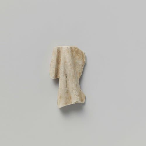 Beeldje, fragment van de kleding by anonymous; anonymous