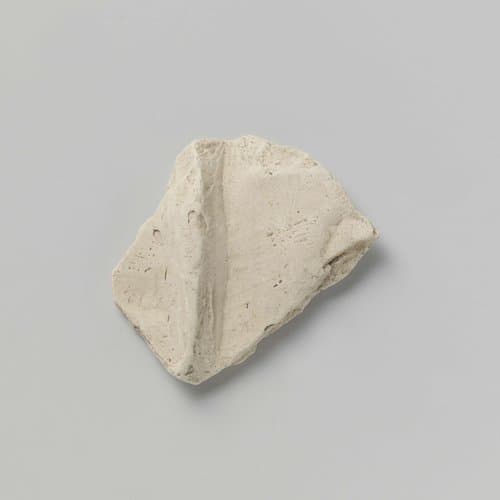 Beeldje, fragment van de kleding (?) by anonymous; anonymous