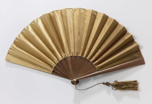 Vouwwaaier met dubbel blad van goudokersatijn op een montuur van bruin hout by anonymous