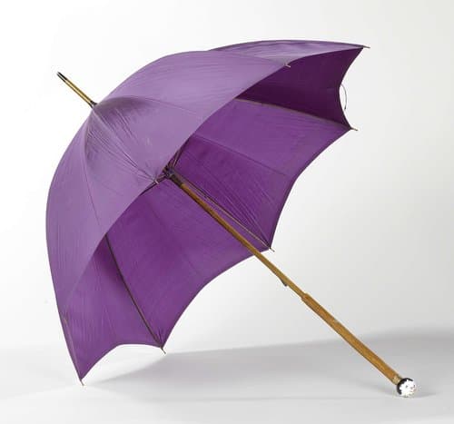 Parasol met dek van paarse zijde, stok en punt van hout, knop van Doorniks porselein beschilderd met bloemen by anonymous