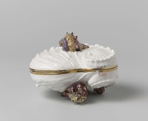 Terrine in de vorm van een schelp, met deksel by Porzellanmanufaktur Nymphenburg