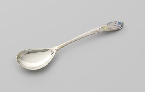 Compôte-opscheplepel met peervormige bak en steel met een symmetrisch patroon in email by Johannes Blinxma
