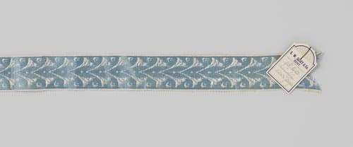 Lint van blauwe (ketting) en witte (inslag) zijde; op een blauwe ondergrond is een doorlopend patroon in wit aangebracht by anonymous