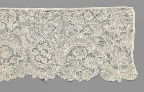 Strook kloskant met veelsoortige bloemen en bogen by anonymous