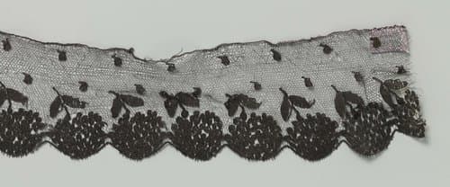 Strook kloskant met hangende ronde trosbloemen by anonymous
