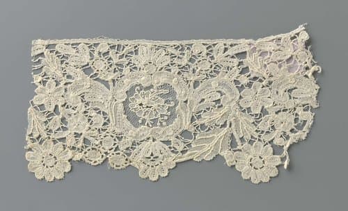 Strook gemengde kant met roosje in medaillon by anonymous