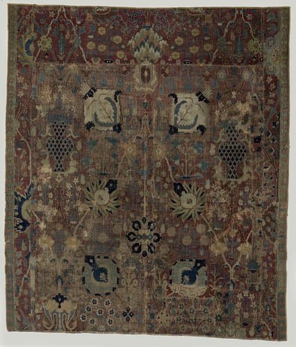 Fragment van oosters tapijt: middenveld met lotusbloemen en rozetten en vazen. by anonymous
