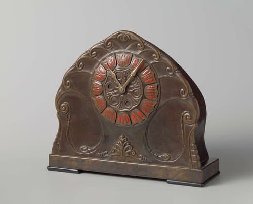Pendule met art deco-ornament