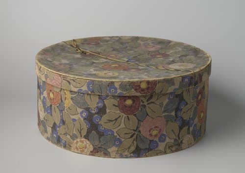 Ronde hoedendoos van karton, beplakt met papier waarop pompoen-vormige rozen by Gabrielle Stas