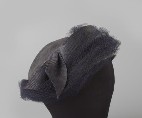 Strohoed van donkerblauw, fijn, glad stro, met witte rand en voile by Création Paris
