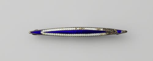 Broche van zilver met blauw email en schijnparels by Joseph Adams & Son
