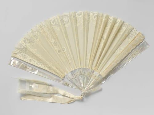 Vouwwaaier met dubbel blad van organza met geappliceerd en gedeeltelijk opengewerkt machinaal kant op een ajour gesneden parelmoeren montuur by anonymous