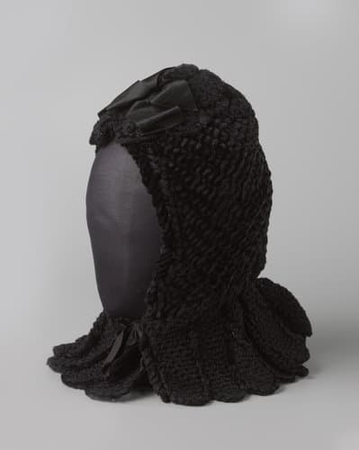 Kaper (muts), van zwart chenille en wol by anonymous