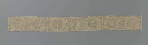 Strook naaldkant met twee klimmende leeuwen by anonymous