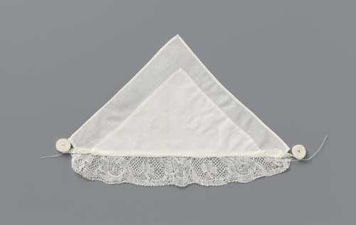 Fontaneldoek van linnen met een strook kloskant met velden drieblad tussen bladvoluten by anonymous