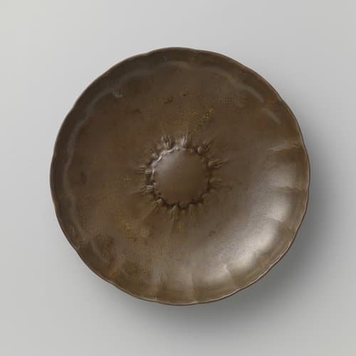 Schaal van koper met vlamachtige motieven by Frans Zwollo (I)