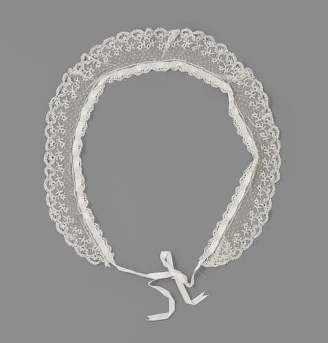 Kraag van Rijsselse kant, rond model met wit lint by anonymous