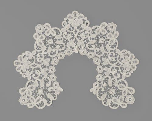 Kraag van Duchesse met grote onregelmatige schulpen by anonymous