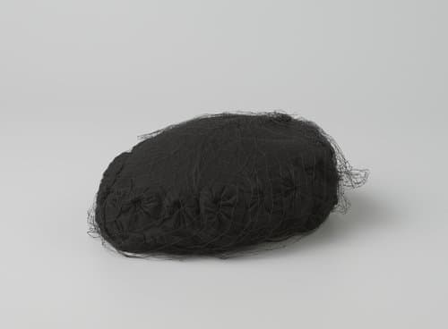 Hoed van zwart vilt, met voile by anonymous