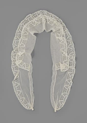 Kraag van tule met lange slippen afgezet met een dubbele strook machinale Valenciennes-kant, liggend model by anonymous