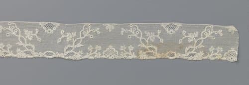 Strook kloskant met trapeziumvormige velden door dubbele ranken by anonymous