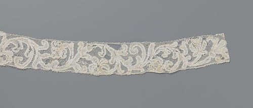 Strook naaldkant met veelsoortige bloemen by anonymous