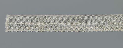 Strook machinale kant met diamantvormige moesjes en zigzag-band by anonymous