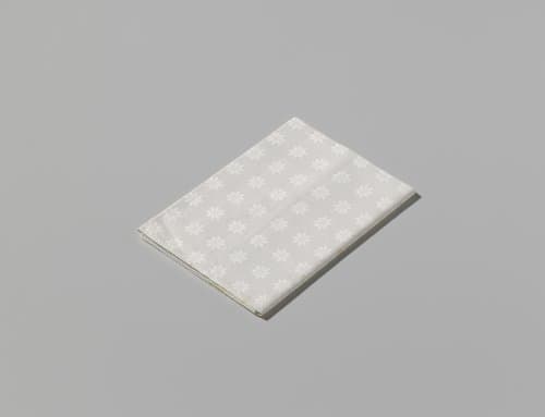 Handdoek van wit linnen by Unknown Artist