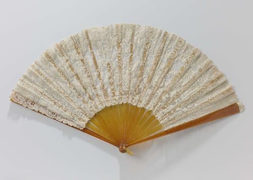 Vouwwaaier met blad van Point de gaze naaldkant op een montuur van blond schildpad (?) by anonymous