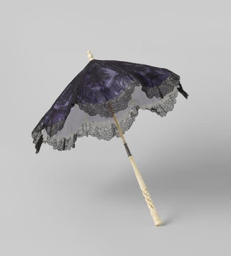 Rijtuigparasol met dek van machinale Chantilly-kant op lavendelblauwe tafzijde, opengewerkte stok van been by anonymous