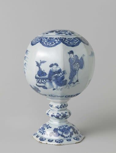 Decoratief object van faience met een chinoiserie decoratie by De Metaale Pot