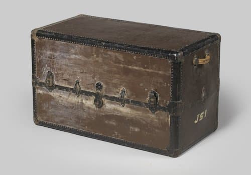 Scheepskoffer van hout bekleed met rubber by anonymous