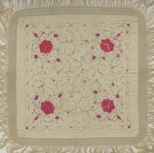 Sjaal van beige crêpe de Chine, geborduurd met roodroze bloemen en rondom afgezet met lange franjes by anonymous