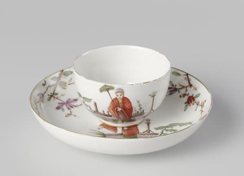 Kop en schotel, veelkleurig beschilderd met chinoiserieën.
