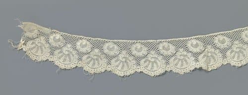 Strook machinale kant met ronde schelpvormen by anonymous