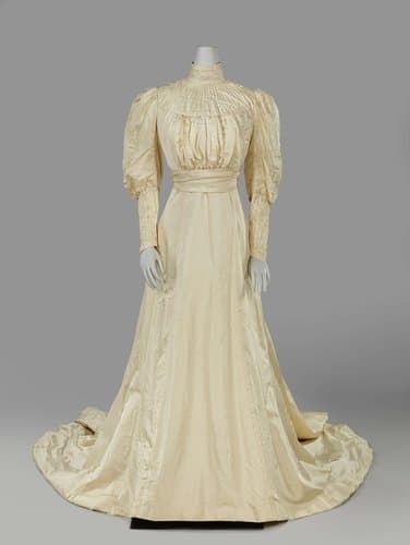Trouwjurk met poffende mouwen by M.A. van Asch