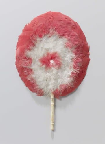Stokwaaier, met ovaal blad van roze/rode en witte veren op een gesneden ivoren stokje by anonymous