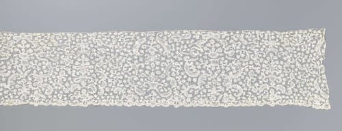 Strook kloskant met cartouches met bloempotten by anonymous