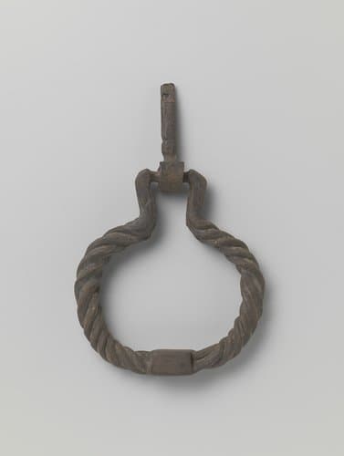 Ring van een deurklink, tevens deurklopper by anonymous