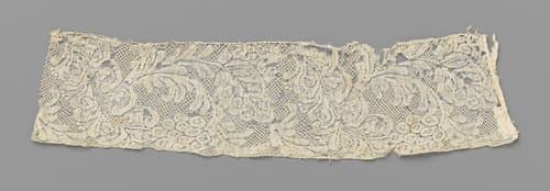 Strook of manchet van kloskant met een groot schuin blad en een tros ovale bloempjes of bessen by anonymous