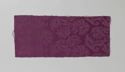 Fragment van paars zijdedamast by anonymous