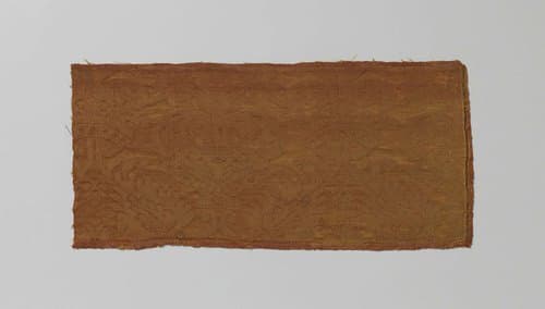 Fragment van rood zijdedamast by anonymous