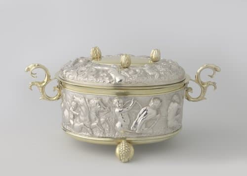 Pasteipot op drie poten in de vorm van granaatappels by Paulus Schütte