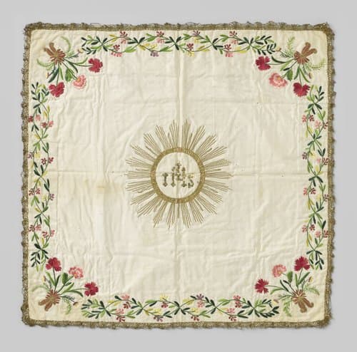 Kelkvelum van zijde geborduurd met stralenkrans in gouddraad waarbinnen in goudkleurige paillettes IHS by anonymous