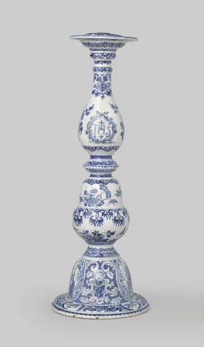 Altaarkandelaar van faience