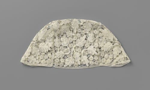 Muts van kloskant met eikeblaadjes by Martha Berkers